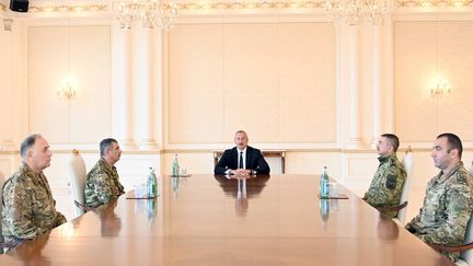 Le président azerbaïdjanais Ilham Aliyev rencontre les dirigeants militaires à Bakou&nbsp; (Azerbaïdjan), le 13 septembre 2022.
 (HANDOUT / AZERBAIJANI PRESIDENCY)