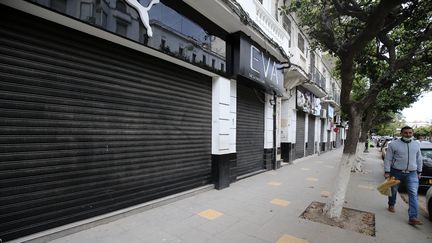 Vue d'une rue d'Alger vide, en raison du confinement, le 2 avril 2020.&nbsp; (BILLAL BENSALEM / NURPHOTO)