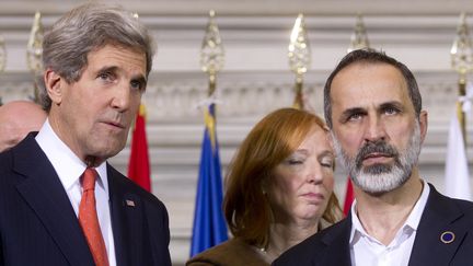 Le secr&eacute;taire d'Etat am&eacute;ricain John Kerry et le chef de la Coalition nationale syrienne, Ahmed Moaz Al-Khatib, le 28 f&eacute;vrier 2013 &agrave; Rome (Italie). (CLAUDIO PERI / POOL)