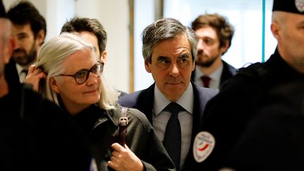 Penelope et François Fillon, avec les avocats de ce dernier en arrière-plan, Antonin Lévy et Joris Monin, le 10 mars 2020. (THOMAS SAMSON / AFP)