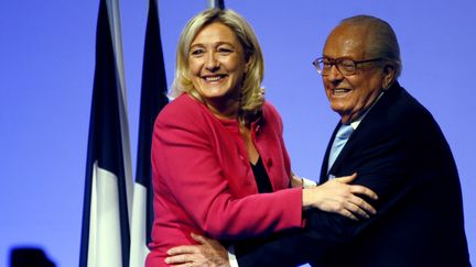 Marine Le Pen (G.) et son p&egrave;re Jean-Marie, &agrave; Marseille, le 20 mai 2014.&nbsp; (JEAN-PAUL PELISSIER / REUTERS)