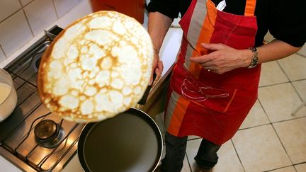 &nbsp; (Faire des crêpes, un plaisir d'acrobate ! © Maxppp)