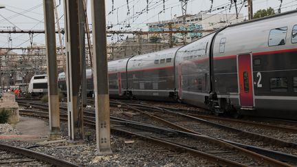 Le TGV Paris-Marseille a déraillé vendredi 24 août 2018&nbsp;vers 18 heures alors qu'il entrait dans la gare Saint-Charles. (VAL?RIE VREL / MAXPPP)