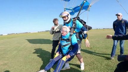 Royaume-Uni : à 102 ans, elle saute pour la première fois en parachute