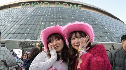 Des fans de Taylor Swift posent devant le Tokyo Dome qui s'apprête à accueillir quatre concerts de la chanteuse. (RICHARD A. BROOKS / AFP)