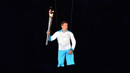 L'ancien soldat britannique Joe Townsend, bless&eacute; en Afghanistan, apporte la flamme des Jeux paralympiques par les airs durant la c&eacute;r&eacute;monie d'ouverture, le 29 ao&ucirc;t 2012 &agrave; Londres (Royaume-Uni). (BEN STANSALL / AFP)