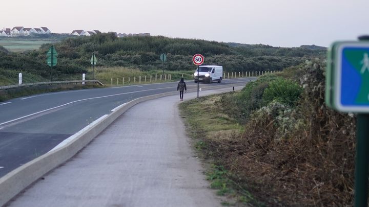 Un jeune migrant érythréen regagne le centre-ville de Wimereux (Pas-de-Calais), le 21 septembre 2021. (PIERRE-LOUIS CARON / FRANCEINFO)