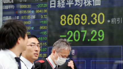 A la Bourse de Tokyo, le 18 mai 2012. (TOSHIFUMI KITAMURA / AFP)