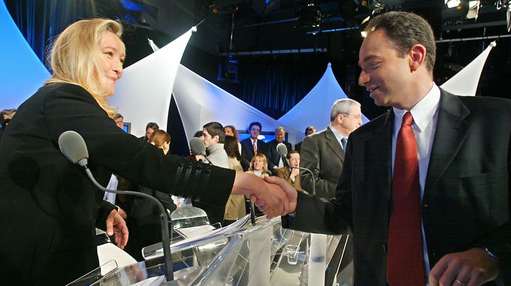 Marine Le Pen et Jean-Fran&ccedil;ois Cop&eacute; se saluent lors d'un d&eacute;bat t&eacute;l&eacute;vis&eacute;, le 20 f&eacute;vrier 2004. (FRANCOIS GUILLOT / AFP)