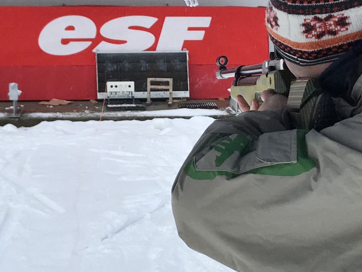 Un cours d'initiation au biathlon au Grand Bornand (Haute-Savoie), le 4 février 2020. (JÉRÔME VAL / RADIO FRANCE)