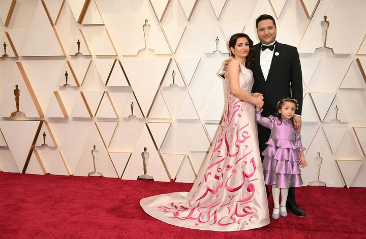 La Syrienne Waad al-Kateab&nbsp;arborait une robe affichant des messages en arabe, dont :&nbsp;"Nous ne regretterons pas (d'avoir réclamé) la dignité".&nbsp;92e cérémonie des Oscars, dans la nuit du dimanche 9 au lundi 10 février à Los Angeles.&nbsp; (ROBYN BECK / AFP)