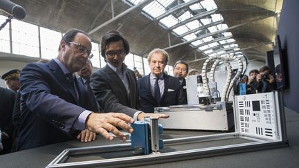 Fran&ccedil;ois Hollande regarde un objet fabriqu&eacute; avec une imprimante 3D, &agrave; la&nbsp;Halle Freyssinet, le 22 octobre 2014. (REUTERS)