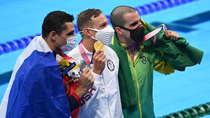 Florent Manaudou, seul nageur français médaillé à #Tokyo2020, reçoit sa médaille d'argent décrochée derrière l'intouchable Caeleb Dressel.