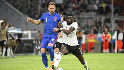 Harry Kane et&nbsp;Antonio Ruediger, lors du match Allemagne-Angleterre, le 7 juin 2022 à Munich. (TOBIAS SCHWARZ / AFP)