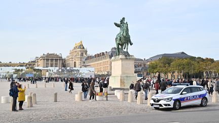 La police est présente devant le château de Versailles (Yvelines), le 17 octobre 2023. (MUSTAFA YALCIN / ANADOLU / AFP)