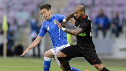 L'international italien Matteo Darmian, aux prises avec Ricardo Quaresma. (FABRICE COFFRINI / AFP)