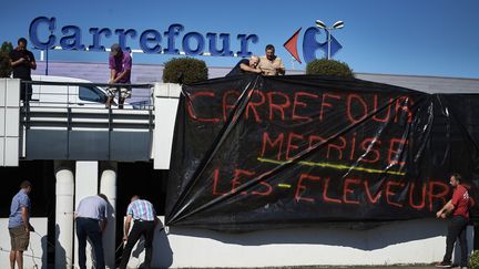 Des éleveurs manifestent contre Carrefour, le 7 septembre 2016 à Ecully (Rhône). (JEAN-PHILIPPE KSIAZEK / AFP)