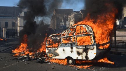 Une caravane en feu au Mans (Sarthe), le 25 mars 2019. (JEAN-FRANCOIS MONIER / AFP)