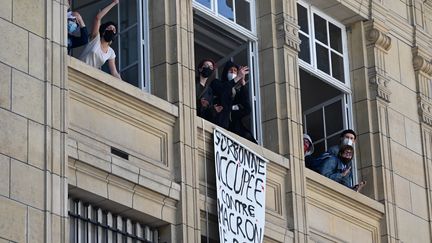 Des étudiants déploient une banderole à l'université Paris-Sorbonne le 14 avril 2022. (EMMANUEL DUNAND / AFP)