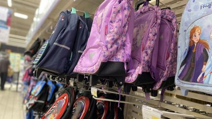 Les sacs à dos et cartables peuvent coûter jusqu'à 40 à 50 euros en magasin, contre une vingtaine d'euros d'occasion. Ils sont parmi les produits les plus prisés sur les sites de revente. (DELPHINE-MARION BOULLE / RADIO FRANCE)