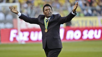 L'ancien footballeur br&eacute;silien Pel&eacute; salue la foule au stade Rasunda, pr&egrave;s de Stockholm (Su&egrave;de), le 15 ao&ucirc;t 2012. (SCANPIX-SWEDEN / AFP)