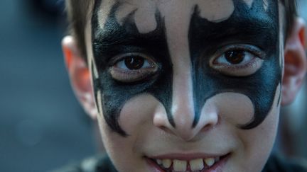 Sur les dix-huit produits test&eacute;s par l'association de consommateurs, seuls trois ne pr&eacute;sentent quasiment aucune trace de produits pr&eacute;occupants. Preuve toutefois que des cosm&eacute;tiques s&ucirc;rs existent pour les enfants. (YASUYOSHI CHIBA / AFP)