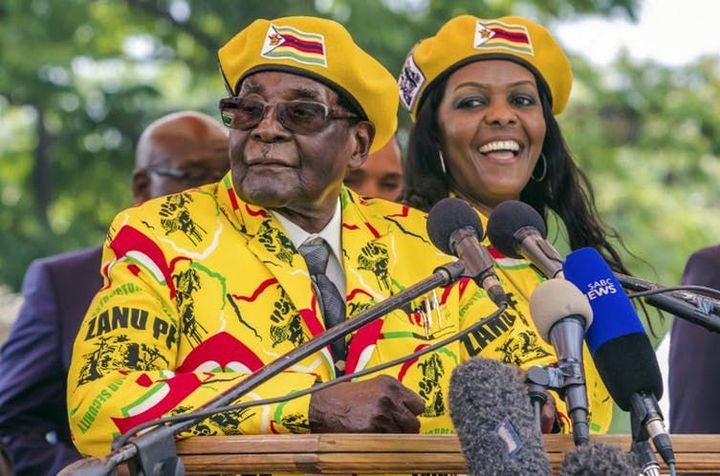 Les époux Mugabe, en novembre 2017, juste avant la chute. (Jekesai Njikizana/AFP)