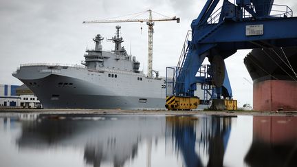 Un navire de guerre command&eacute; par la Russie au groupe de construction STX, sur les chantiers navals de Saint-Nazaire (Loire-Atlantique), le 9 mai 2014. (JEAN-SEBASTIEN EVRARD / AFP)