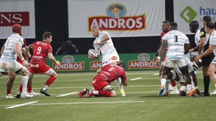 Teddy Thomas résiste au plaquage de Raphaël Lakafia lors de Racing 92 - Toulon, lors de la dernière journée du Top 14, le 5 juin 2022 à la Paris - La Défense Arena. (FRANK MULLER / MAXPPP)