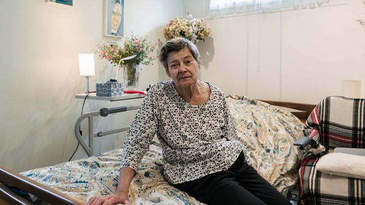 Sylviane Cuisse pose dans sa chambre, à Herblay-sur-Seine (Val-d'Oise), le 12 juin 2023. (PAULINE GAUER / FRANCEINFO)