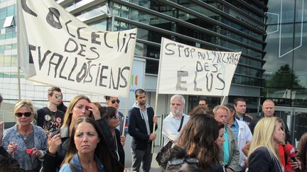 Des manifestants apportent leur soutien au d&eacute;put&eacute;-maire de Levallois (Hauts-de-Seine), Patrick&nbsp;Balkany, mardi 9 juin 2015, devant le si&egrave;ge de France T&eacute;l&eacute;visions, &agrave; Paris. (F. MAGNENOU / FRANCETV INFO)