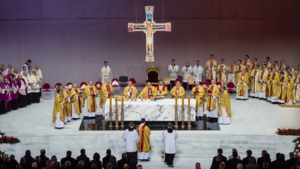 La sainte messe d'inauguration au temple de la Divine Providence, à Varsovie, en Pologne, le 11 novembre 2016. (WOJTEK RADWANSKI / AFP)