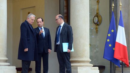 Le pr&eacute;sident Fran&ccedil;ois Hollande aux c&ocirc;t&eacute;s du Premier ministre Jean-Marc Ayrault et du ministre de l'Economie Pierre Moscovici sur le perron de l'Elys&eacute;e, le 4 janvier 2013. (MIGUEL MEDINA / AFP)