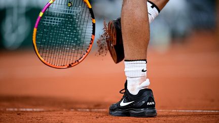 Les chaussures de Rafael Nadal, lors de son quart de finale face à Jannik Sinner lors de l'édition 2020 de Roland-Garros. (MARTIN BUREAU / AFP)