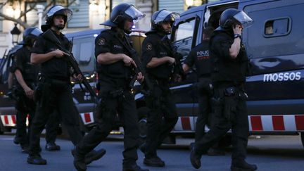 Des policiers espagnols patrouillent à Barcelone (Espagne), où une camionnette a foncé dans la foule, jeudi 17 août 2017.&nbsp; (PAU BARRENA / AFP)