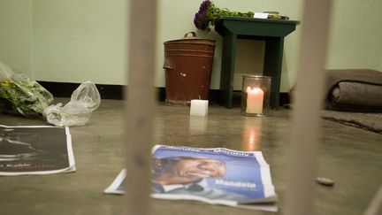 L'ancienne cellule de Nelson Mandela, &agrave; Robben Island (Afrique du Sud), le 13 d&eacute;cembre 2013. (RODGER BOSCH / AFP)