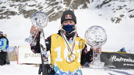 Tess Ledeux pose fièrement avec ses globes de la Coupe du monde le 27 mars 2021 (MAYK WENDT/EPA/Newscom/MaxPPP)