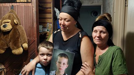 7 septembre 2022. Anastasia pose avec un de ses fils. En portrait, son jumeau qu'elle a perdu quelques jours plus tôt, à Zelenodolsk, dans la région de Kherson. "Je reste marqué par l’émotion de cette maman rencontrée à Zelenodolsk, quelques jours après la mort de son fils de neuf ans. Un obus tombé, alors qu’il s’amusait dans le petit parc juste à côté de leur immeuble. Il est mort sous les yeux de sa mère. Anastasia, encore choquée, a tenu absolument à témoigner. Comme beaucoup d’Ukrainiens, se confier à nous, c’est dire les ravages de cette guerre, ses deuils. Donner un visage –celui de son fils– à l’horreur de ce conflit." (BENJAMIN ILLY / FRANCEINFO / RADIO FRANCE)