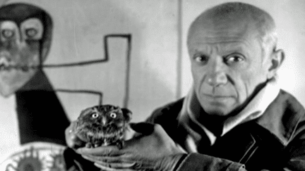 Picasso et la chouette Ubu dans l'atelier de l'artiste à Vallauris.
 (Capture d&#039;écran France 3)