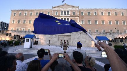 Un drapeau européen devant le parlement grec, en juillet 2015.&nbsp; (LOUISA GOULIAMAKI / AFP)