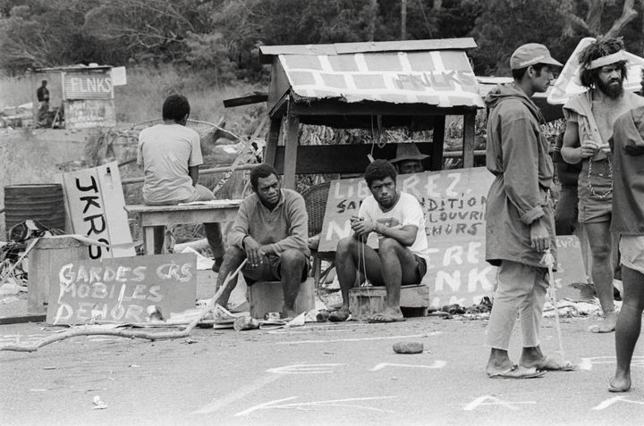 Des Kanaks du Front de libération nationale kanak et socialiste (FLNKS) lors des "événements" opposant loyalistes et indépendantistes, le 29 novembre 1984 en Nouvelle-Calédonie. (LANGEVIN JACQUES / SYGMA / GETTY IMAGES)