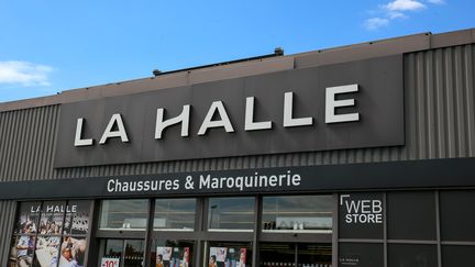 La façade d'entrée d'une enseigne La Halle à Valence (Drôme), le 2 septembre 2019.
 (NICOLAS GUYONNET / HANS LUCAS)