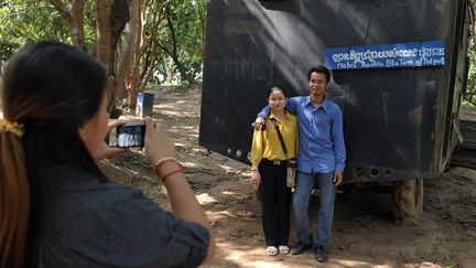 Au Cambodge, des touristes posent devant les anciennes structures du dernier bastion de Khmers rouges
 (TANG CHHIN SOTHY / AFP)