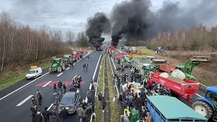 Plusieurs axes routiers stratégiques étaient bloqués par des agriculteurs, mardi 23 janvier. Les manifestants dénoncent notamment la concurrence étrangère, qu'ils jugent déloyale. Ils se disent déterminés et veulent faire perdurer le mouvement. (FRANCEINFO)