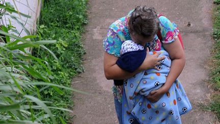 Premiers symptômes pour une mère et son enfant qui arrivent en urgence à l'hôpital.
 
Le 22 juin 2013, le gouvernement a placé en état d'alerte sanitaire 112 des 298 municipalités du pays. (AFP PHOTO /Orlando SIERRA)