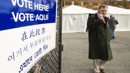 Des bureaux de vote temporaires sont install&eacute;s sous des tentes &agrave; Staten Island&nbsp;pour remplacer les batiments officiels endommag&eacute;s par l'ouragan Sandy. (PAUL J. RICHARDS / AFP)