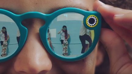 Capture d'écran d'une vidéo promotionnelle, où Snapchat lance ses lunettes équipées d'une caméra, le 23 septembre 2016. (SPECTACLES / YOU TUBE)