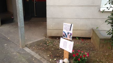 Devant l'immeuble du suspect, près de Strasbourg, un hommage à l'étudiante disparue depuis le 7 septembre 2018. (CHARLOTTE JOUSSERAND / RADIO FRANCE)