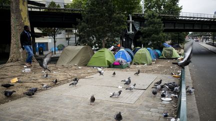 Des migrants installés à la porte de la Chapelle, dans le Nord de&nbsp;Paris, en juillet 2017. &nbsp; (MATTHIEU ROSIER / MAXPPP)