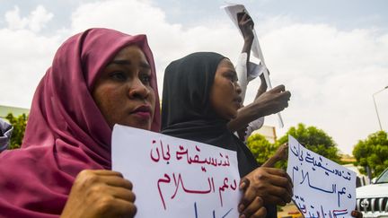 Manifestation dans les rues de Khartoum (Soudan), le 6 juillet 2020, pour la protection des populations du Darfour, victimes des exactions de milices arabes proche de l'ancien dictateur Omar el-Bechir.&nbsp;&nbsp; (MAHMOUD HJAJ / ANADOLU AGENCY VIA AFP)